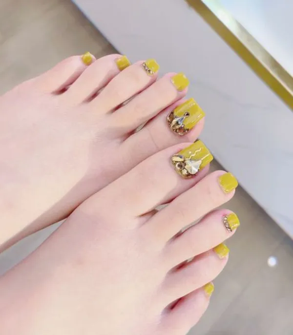 mẫu nail chân màu vàng 2 