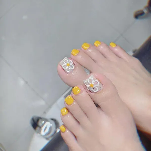 nail chân đẹp màu vàng 2