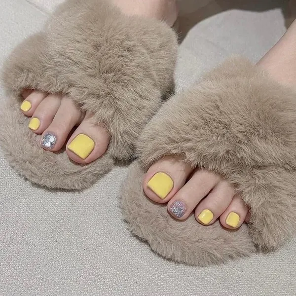 mẫu nail chân đẹp màu vàng 2