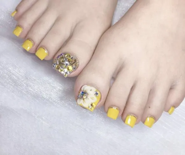 nail chân màu vàng đẹp