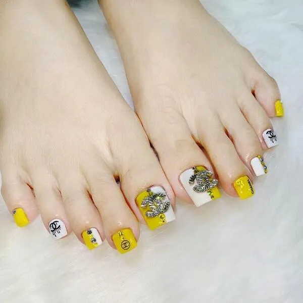 nail chân màu vàng đẹp mắt