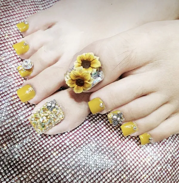 mẫu nail chân màu vàng đẹp mắt