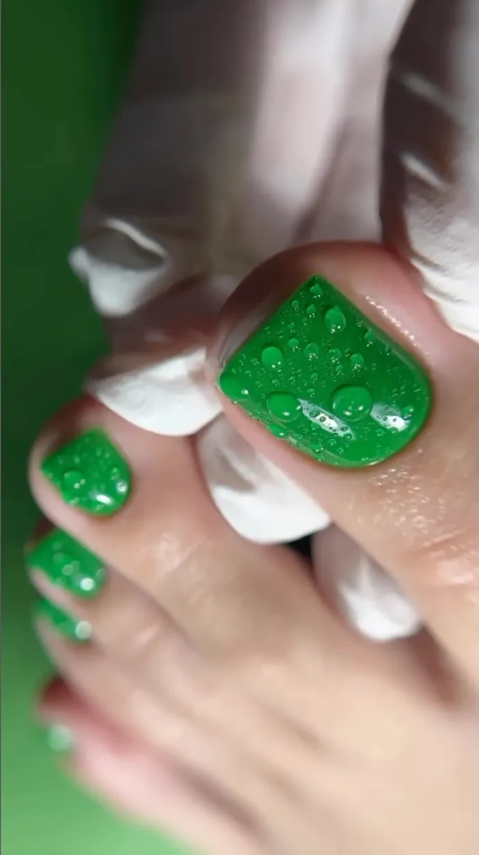 nail chân màu xanh lá đẹp mắt