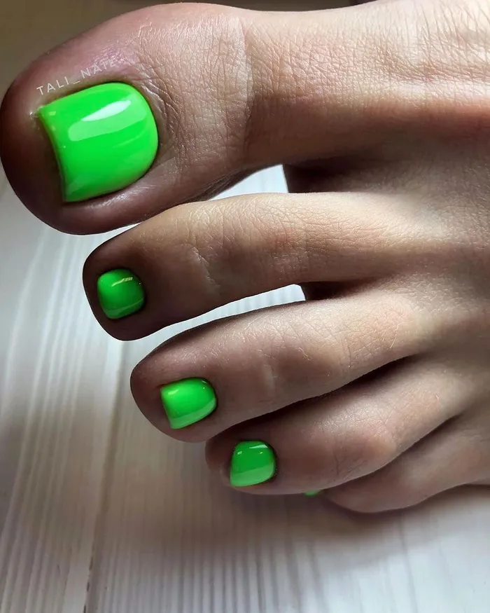 mẫu nail chân xanh lá đẹp