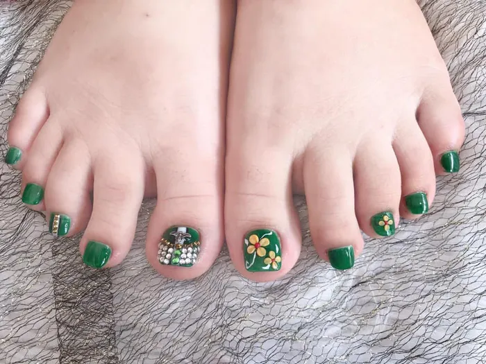 mẫu nail chân màu xanh lá đẹp