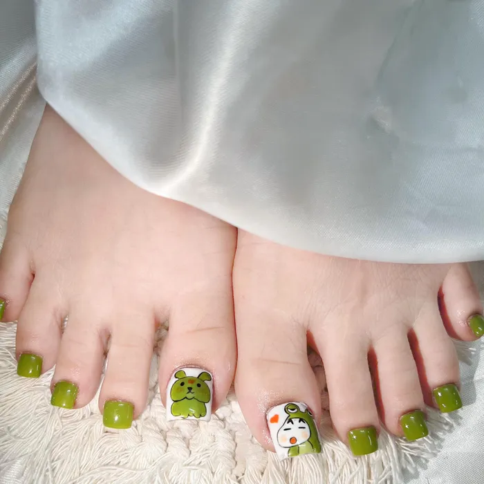 mẫu nail chân màu xanh lá 2