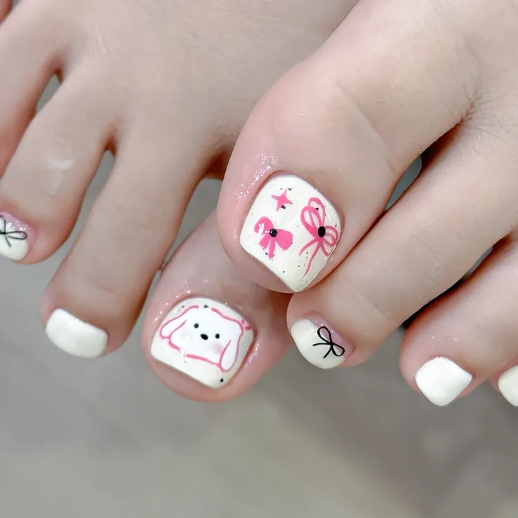 Mẫu nail chân trắng đơn giản cute