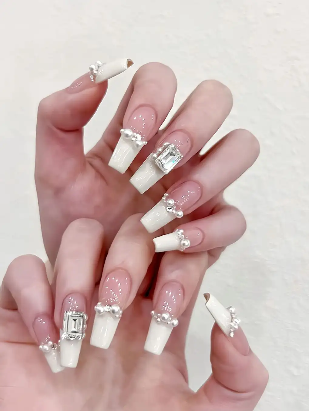 mẫu nail đính ngọc trai tinh tế