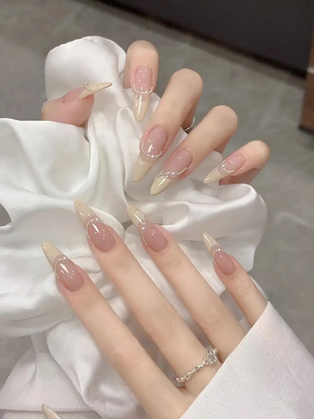 mẫu nail đính ngọc trai cuốn hút