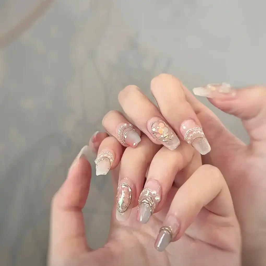 nail đính ngọc trai cá tính