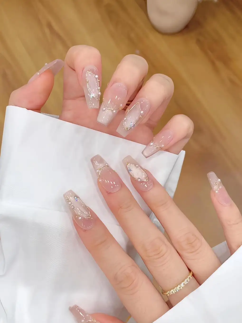 nail đính ngọc trai hiện đại