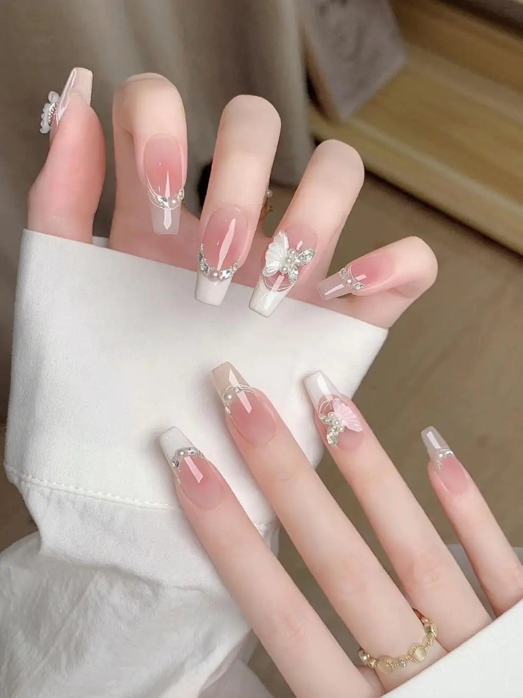 mẫu nail đính ngọc trai vừa thanh lịch, vừa cá tính