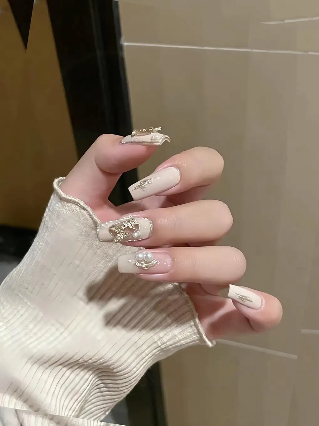 mẫu nail đính ngọc trai trẻ trung