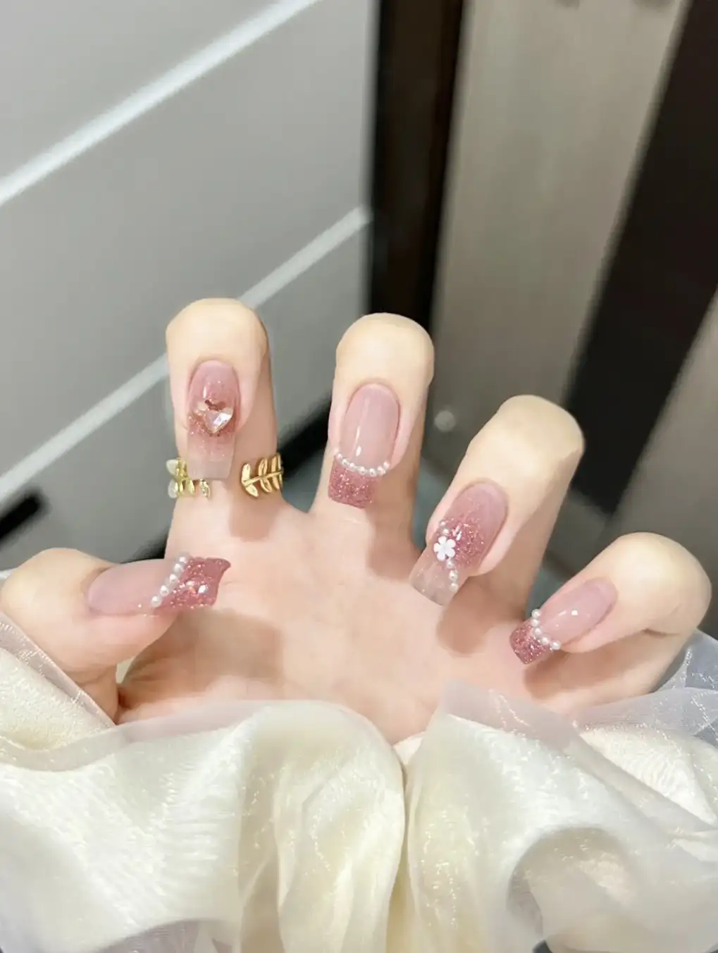 mẫu nail đính ngọc trai tinh khôi và lãng mạn