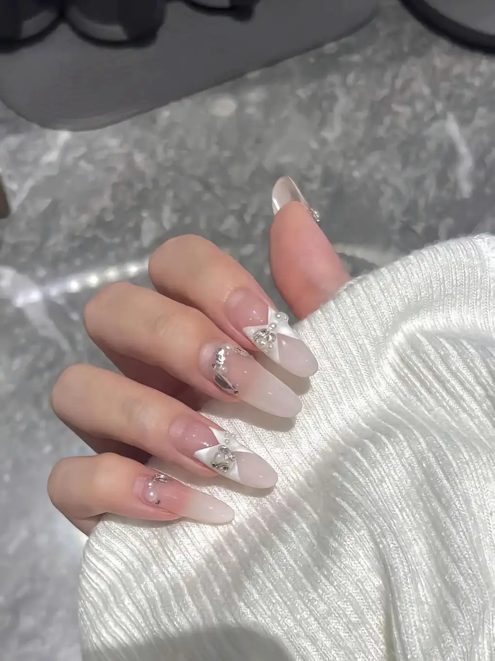 mẫu nail đính ngọc trai xinh xẻo