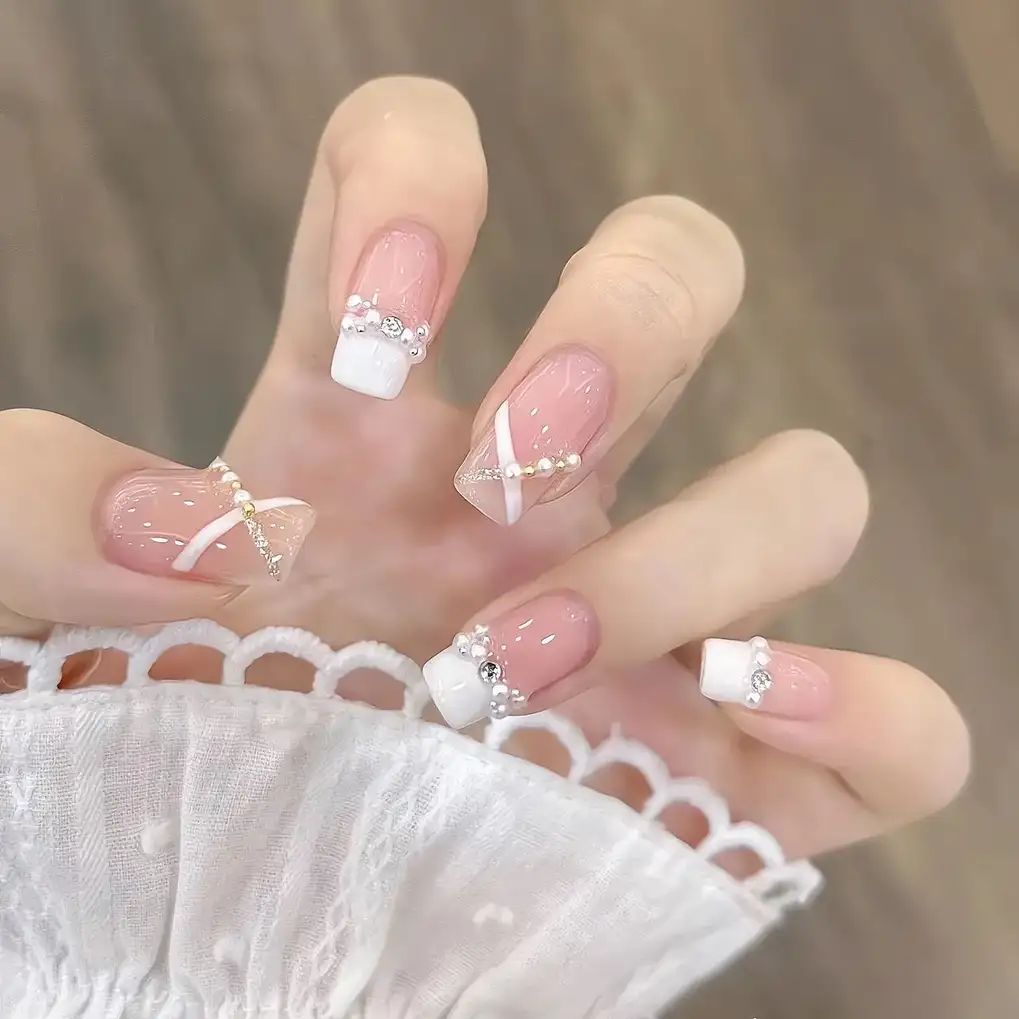 nail đính ngọc trai nữ tính