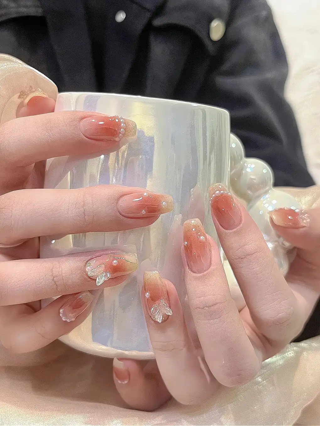 mẫu nail đính ngọc trai độc đáo và thu hút