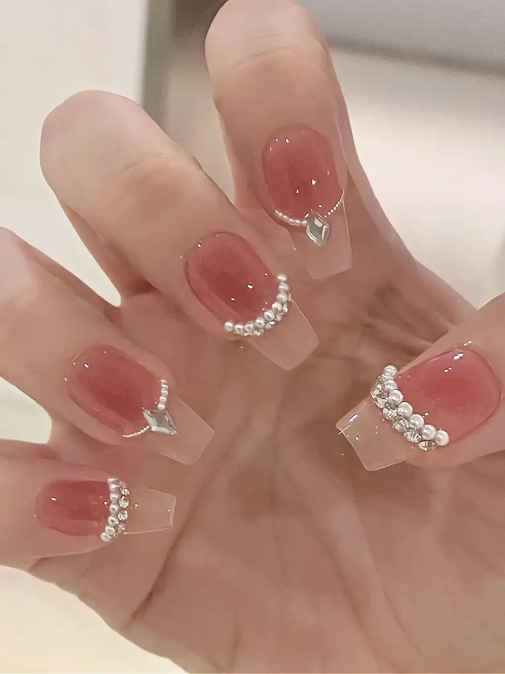 nail đính ngọc trai lấp lánh