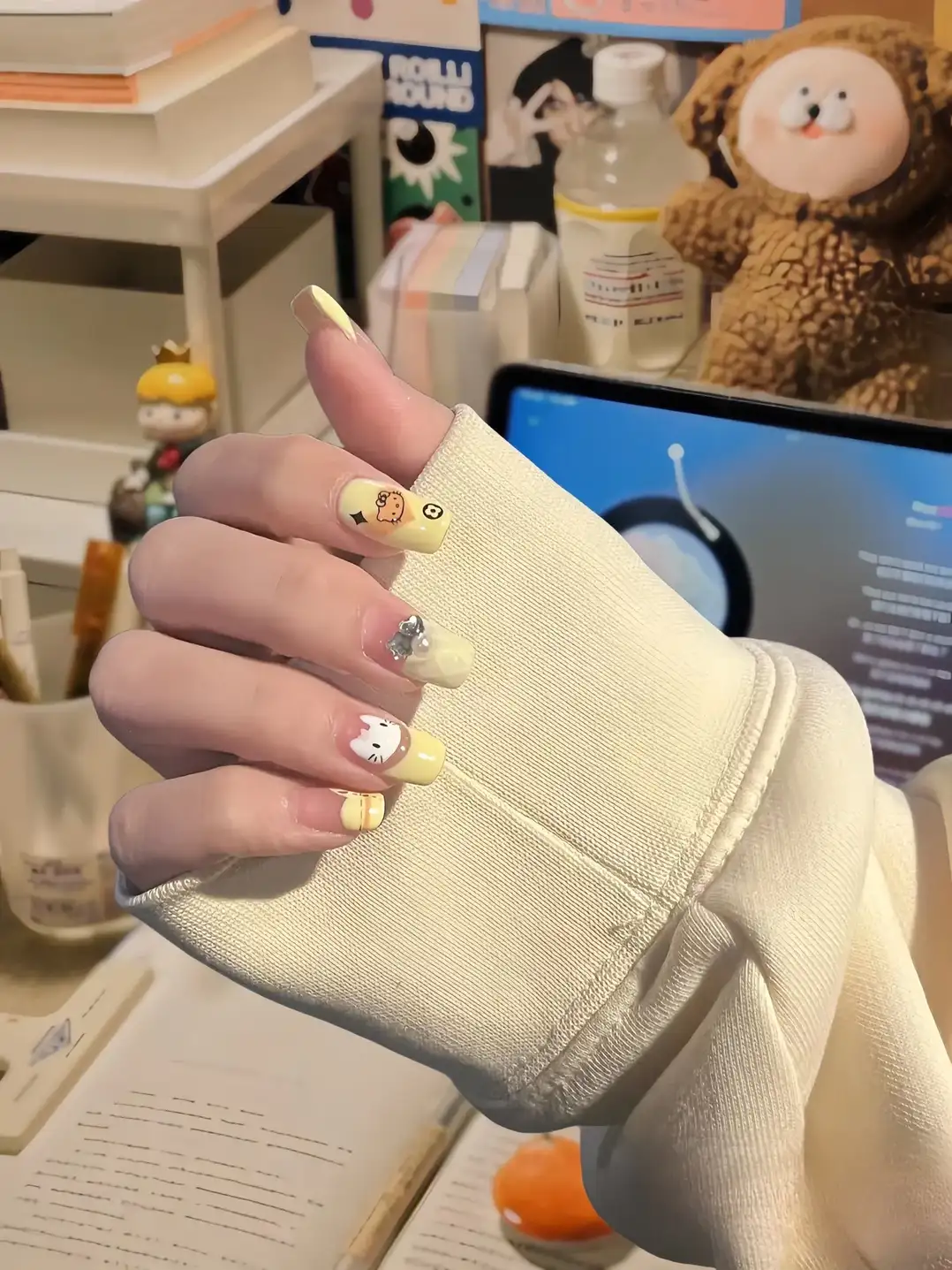 mẫu nail hello kitty tươi sáng