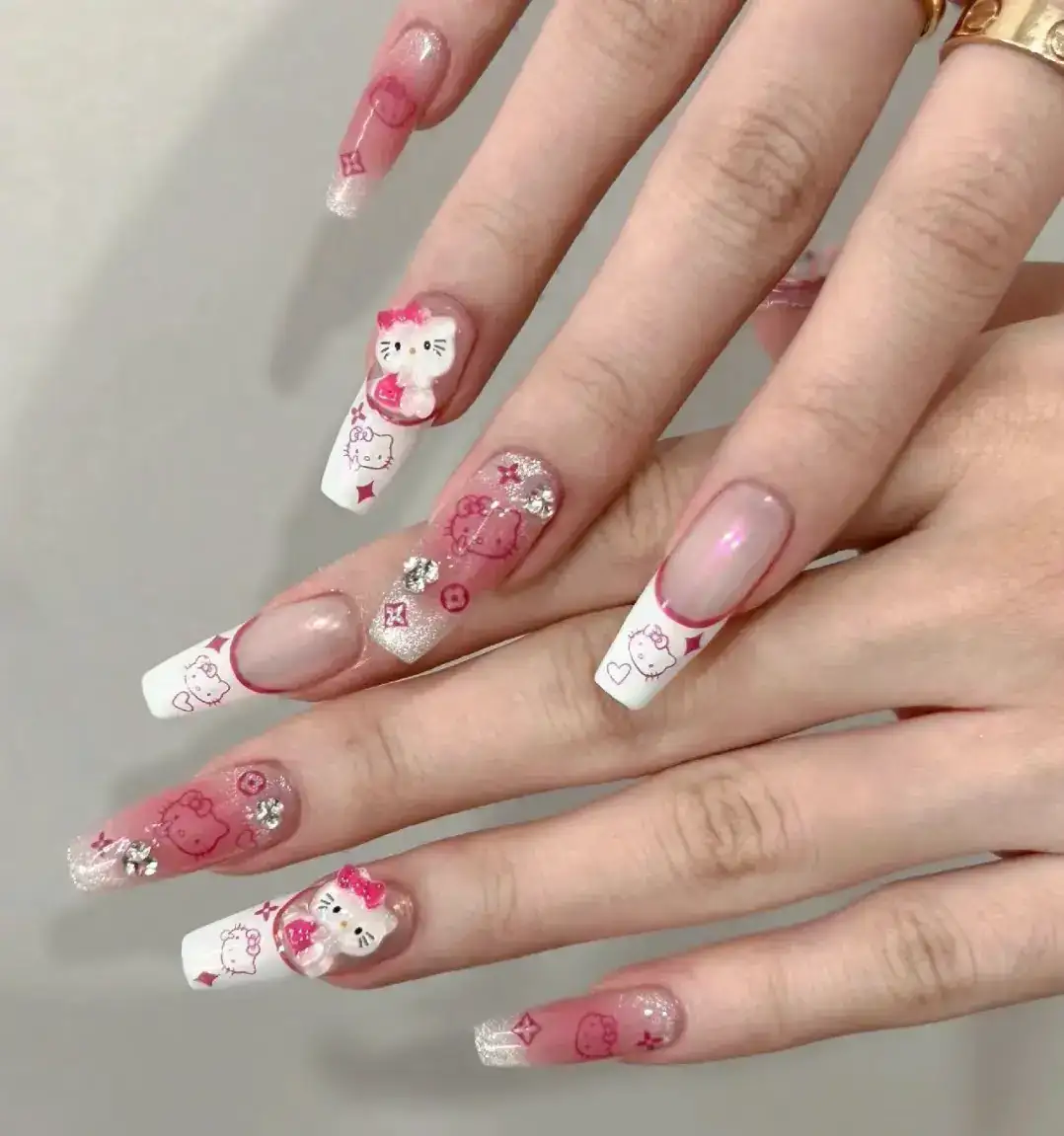 mẫu nail hello kitty tràn đầy năng lượng