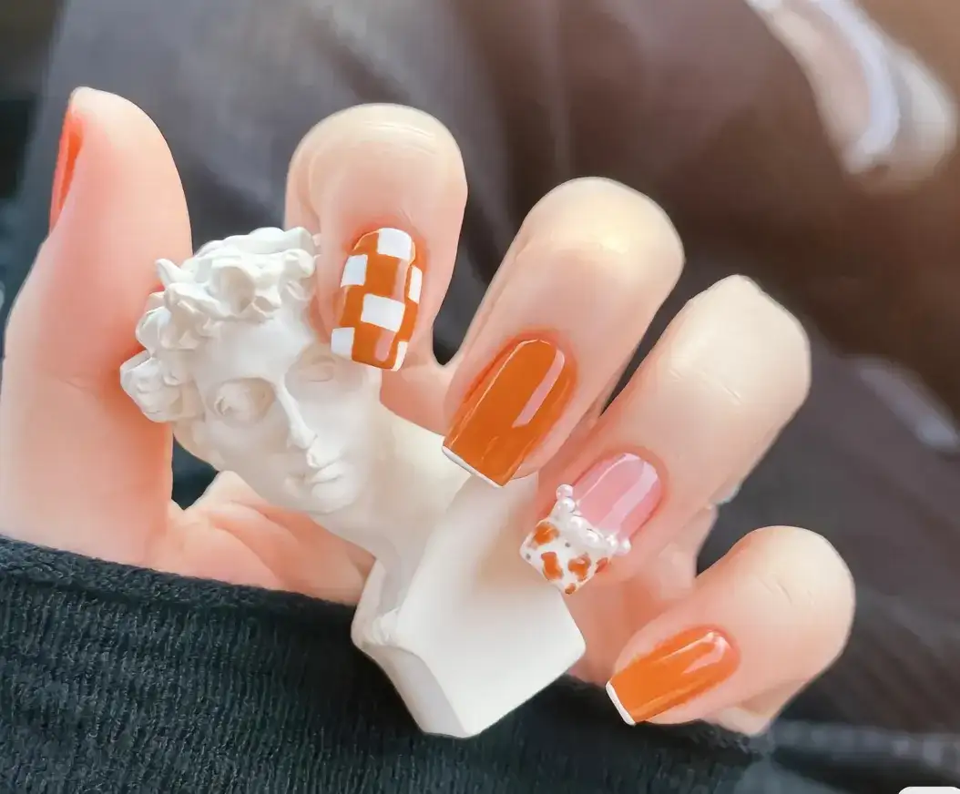 nail màu cam đào dịu nhẹ