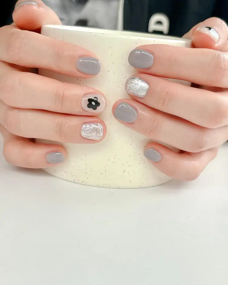 Nail màu xám phù hợp với mọi phong cách