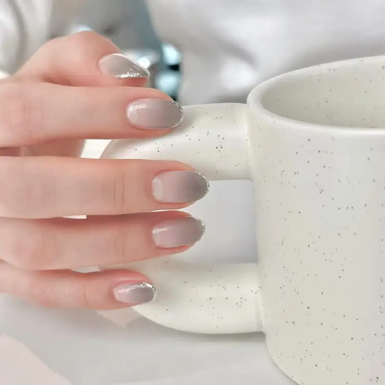 Nail màu xám tinh tế, hiện đại và đầy phong cách.