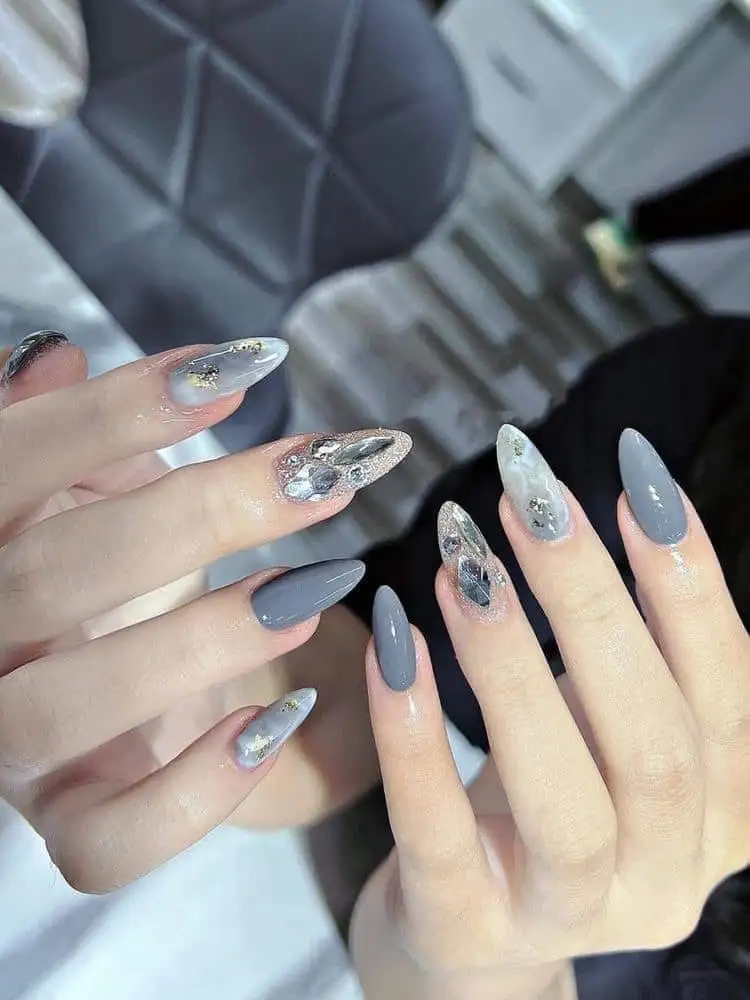 Nail màu xám một màu trung tính, dễ kết hợp 