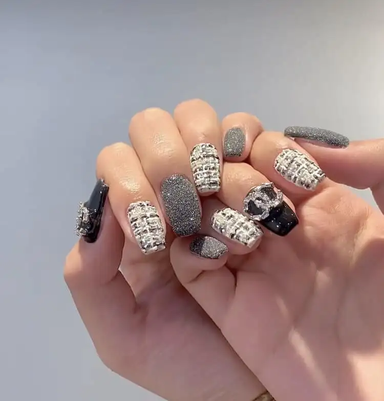 Nail màu xám mang đến vẻ đẹp tinh tế, hiện đại