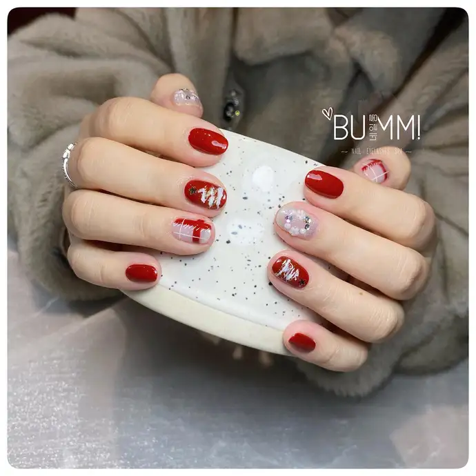 Nail tay đẹp mê hoặc mọi ánh nhìn.