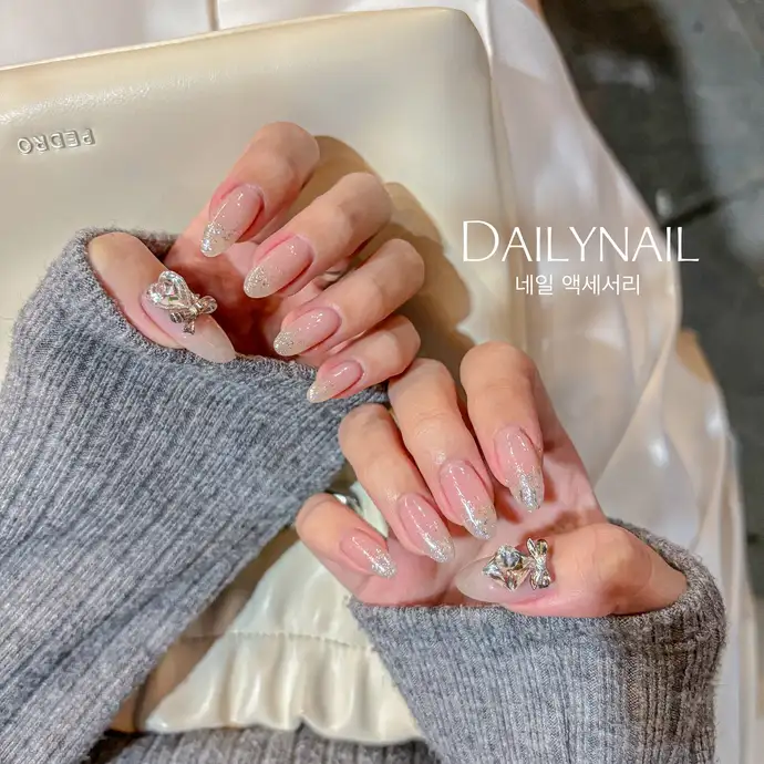 Nail tay sang trọng, lịch sự, phù hợp mọi hoàn cảnh.