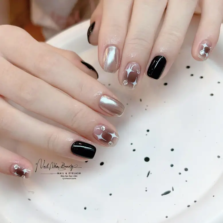 Nail tay màu đen mang đến vẻ đẹp bí ẩn, sang trọng và đầy cá tính.