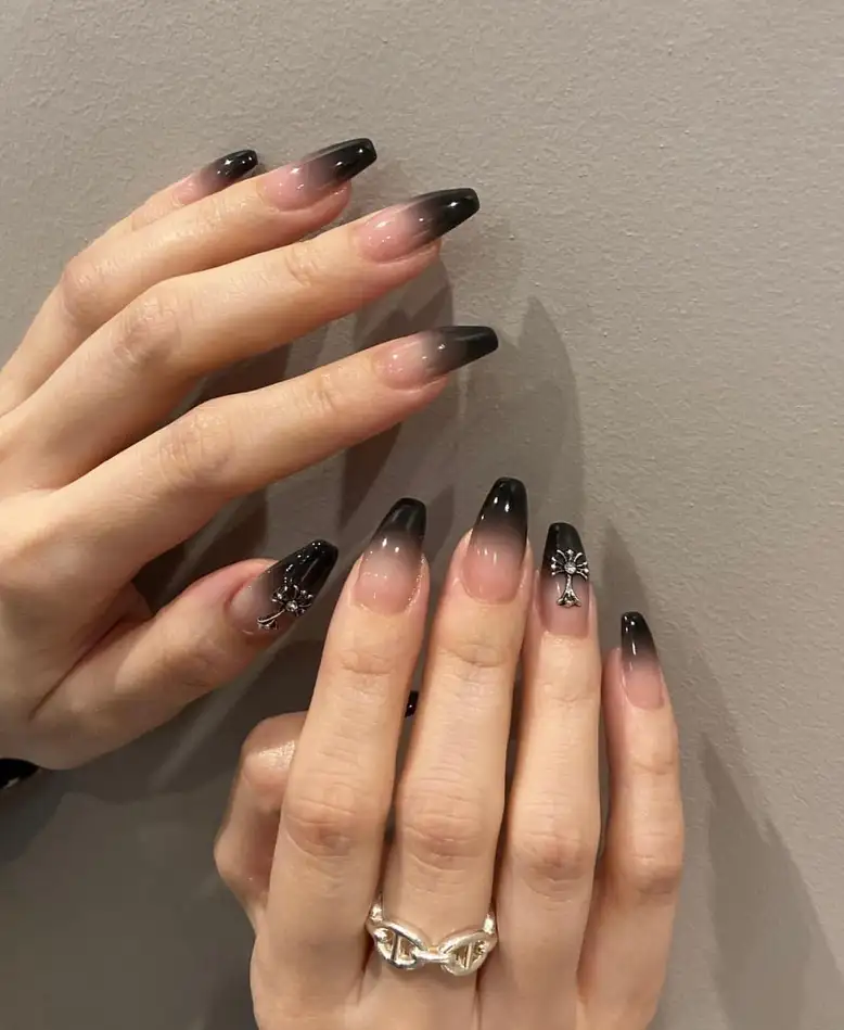 Nail tay màu đen mang đến vẻ đẹp bí ẩn, sang trọng và đầy cá tính.