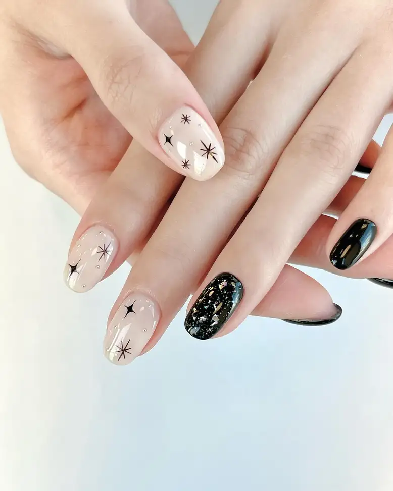 Nail tay màu đen phù hợp với mọi dịp, từ đi làm đến dự tiệc.