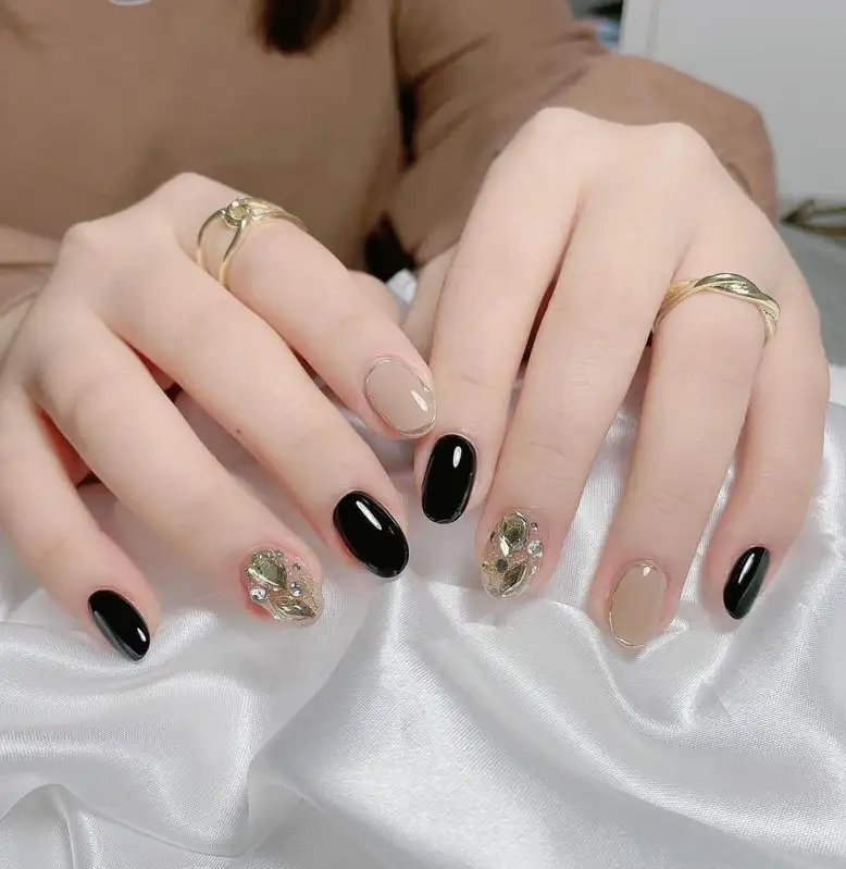 Nail tay màu đen giúp bạn nổi bật và thu hút mọi ánh nhìn.