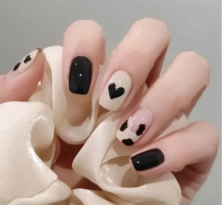 Nail tay màu đen là biểu tượng của sự quyến rũ, bí ẩn và thời thượng.