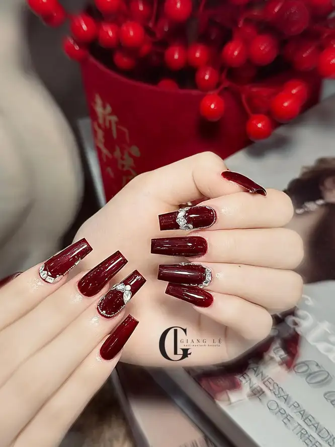 Nail tay màu đỏ luôn là lựa chọn hàng đầu để tạo điểm nhấn cho đôi bàn tay.