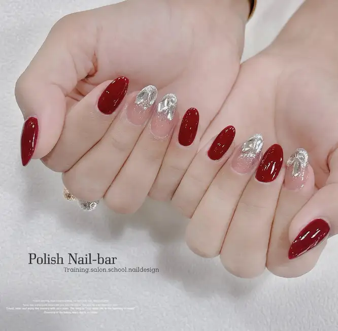 Nail tay đẹp màu đỏ mang đến vẻ quyến rũ, sang trọng và đầy sức sống.