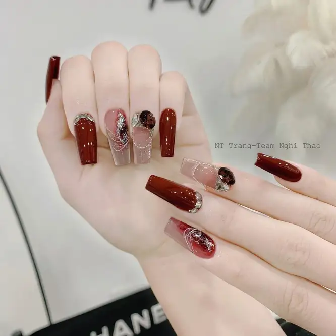 Nail tay đẹp màu đỏ tỏa sáng với sắc đỏ tươi tắn, đầy sức sống.