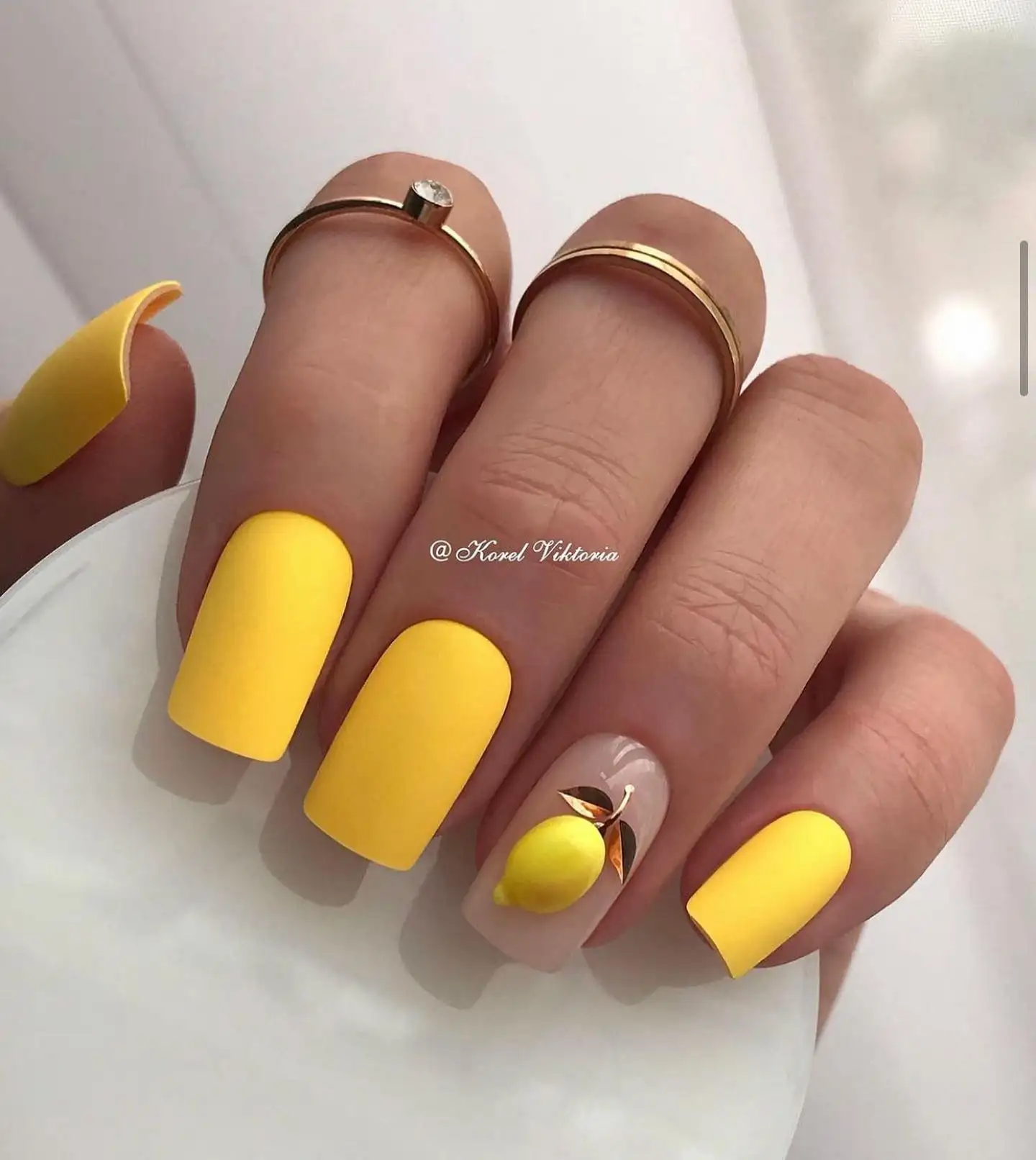 Một bộ nail màu vàng sẽ giúp bạn nổi bật và thu hút mọi ánh nhìn.