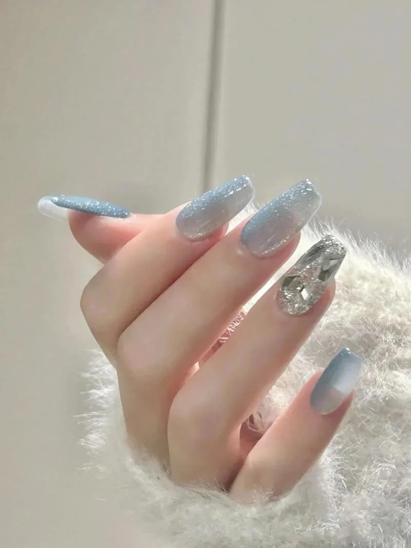 Nail tay màu xanh da trời Pastel