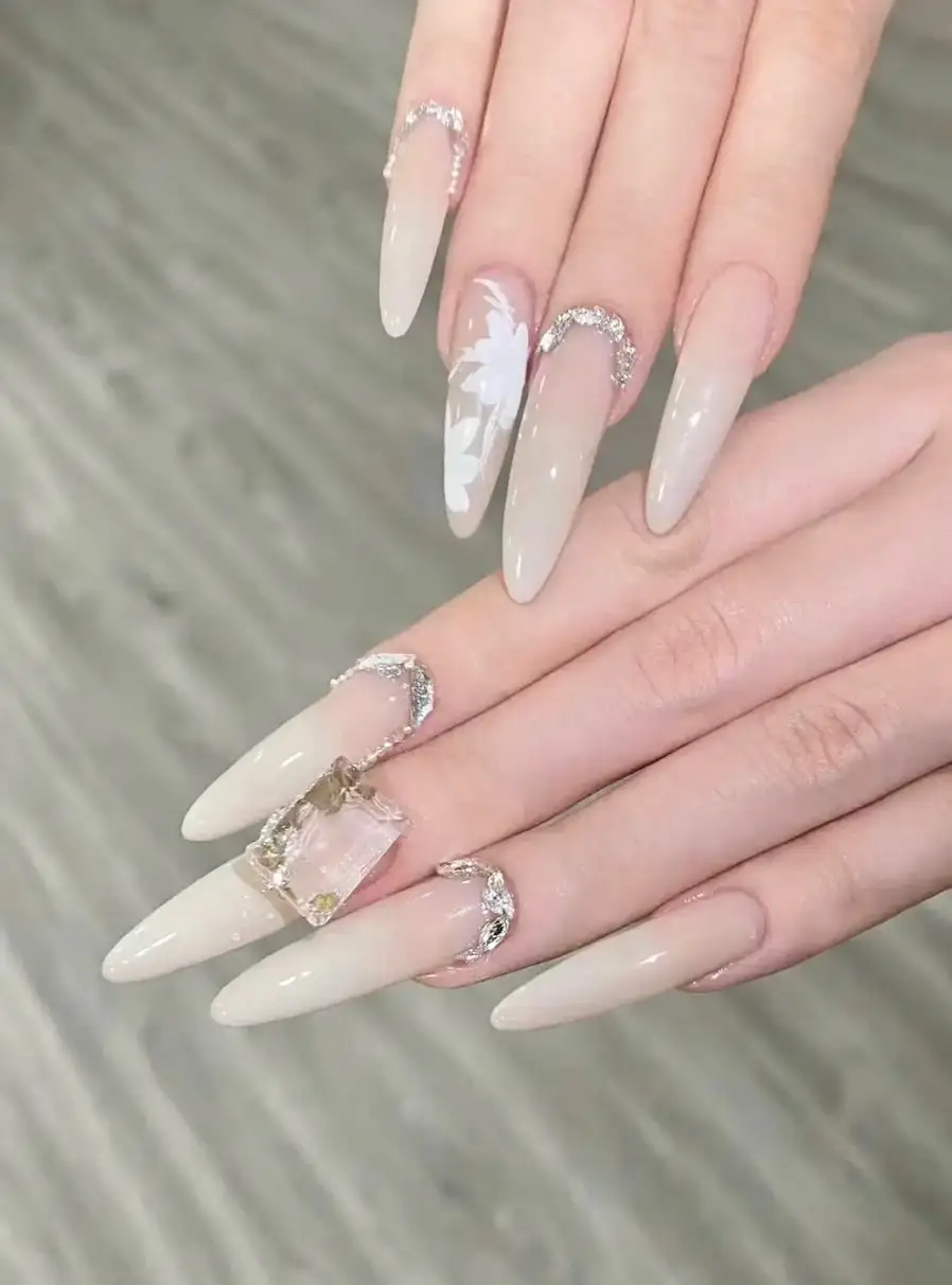 mẫu nail tròn nhọn đơn giản tươi sáng 