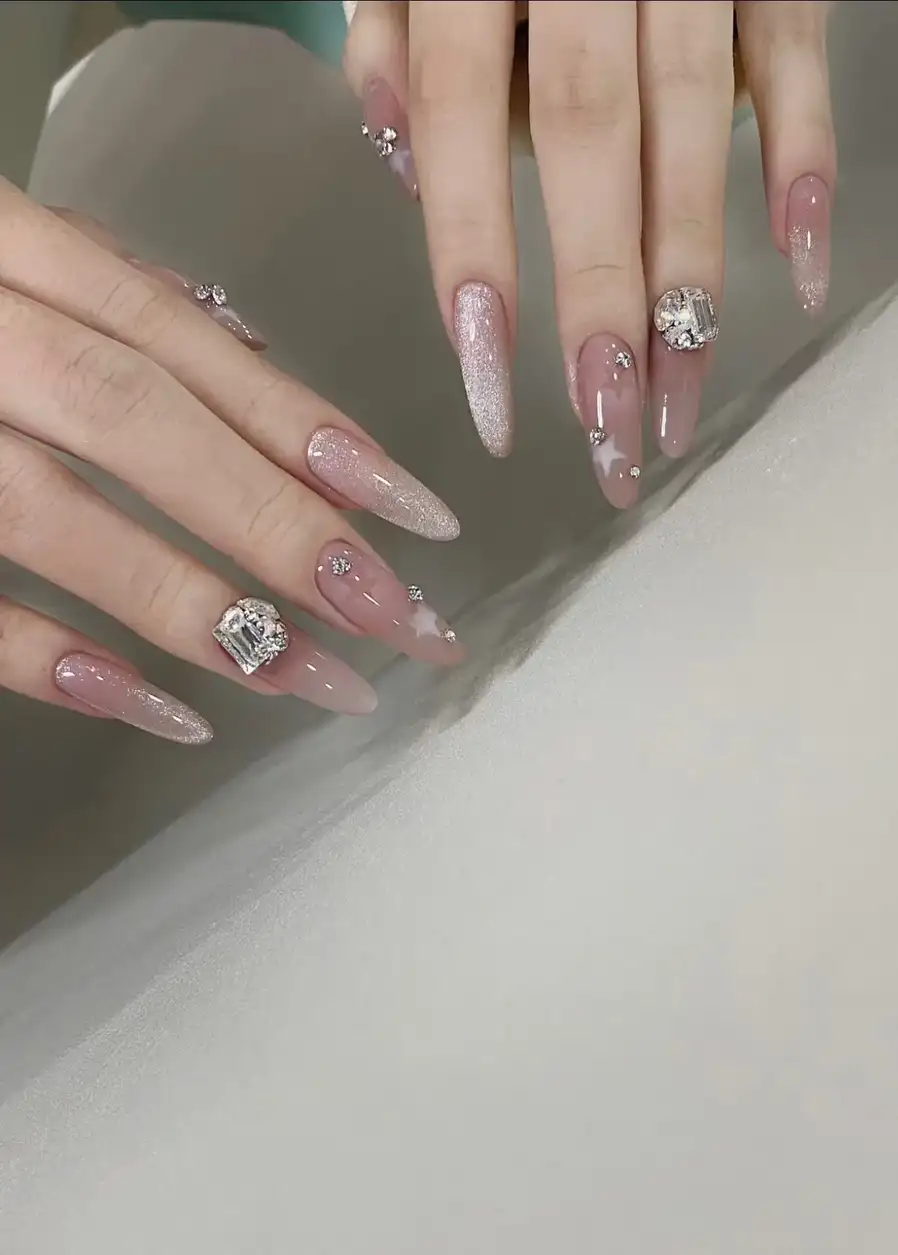 mẫu nail tròn nhọn đẹp sang trọng