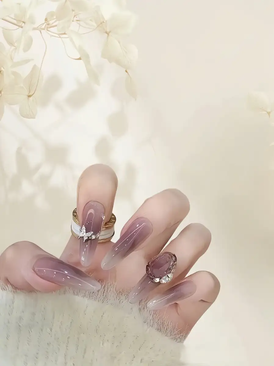 mẫu nail móng nhọn tròn đính đá thanh lịch