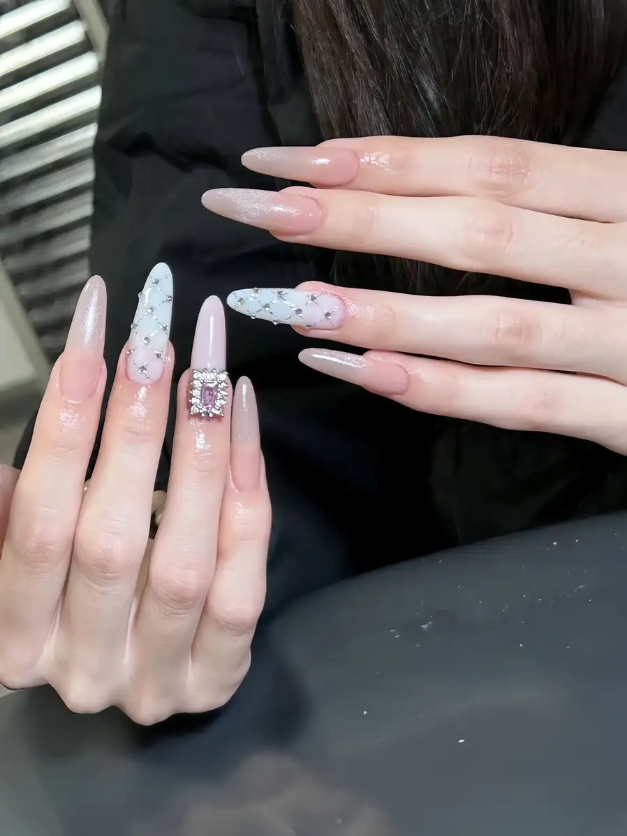 mẫu nail phom tròn nhọn quyến rũ