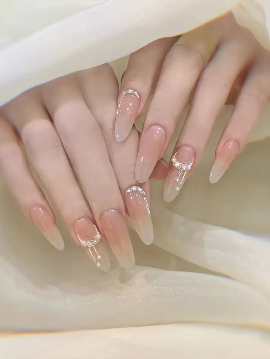 mẫu nail móng nhọn tròn đính đá cổ điển