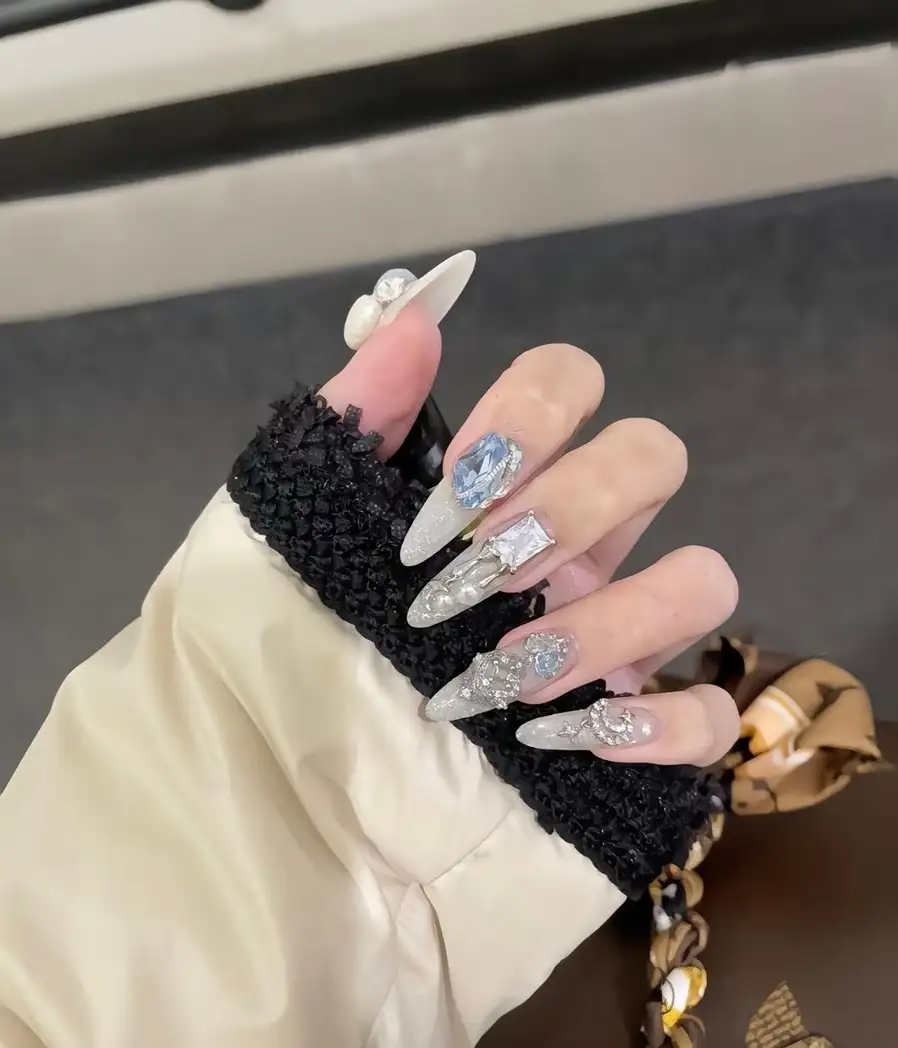 mẫu nail tròn nhọn đẹp trẻ trung, năng động