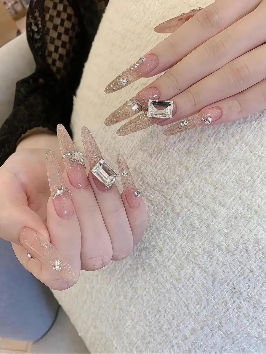 mẫu nail tròn nhọn đơn giản cổ điển