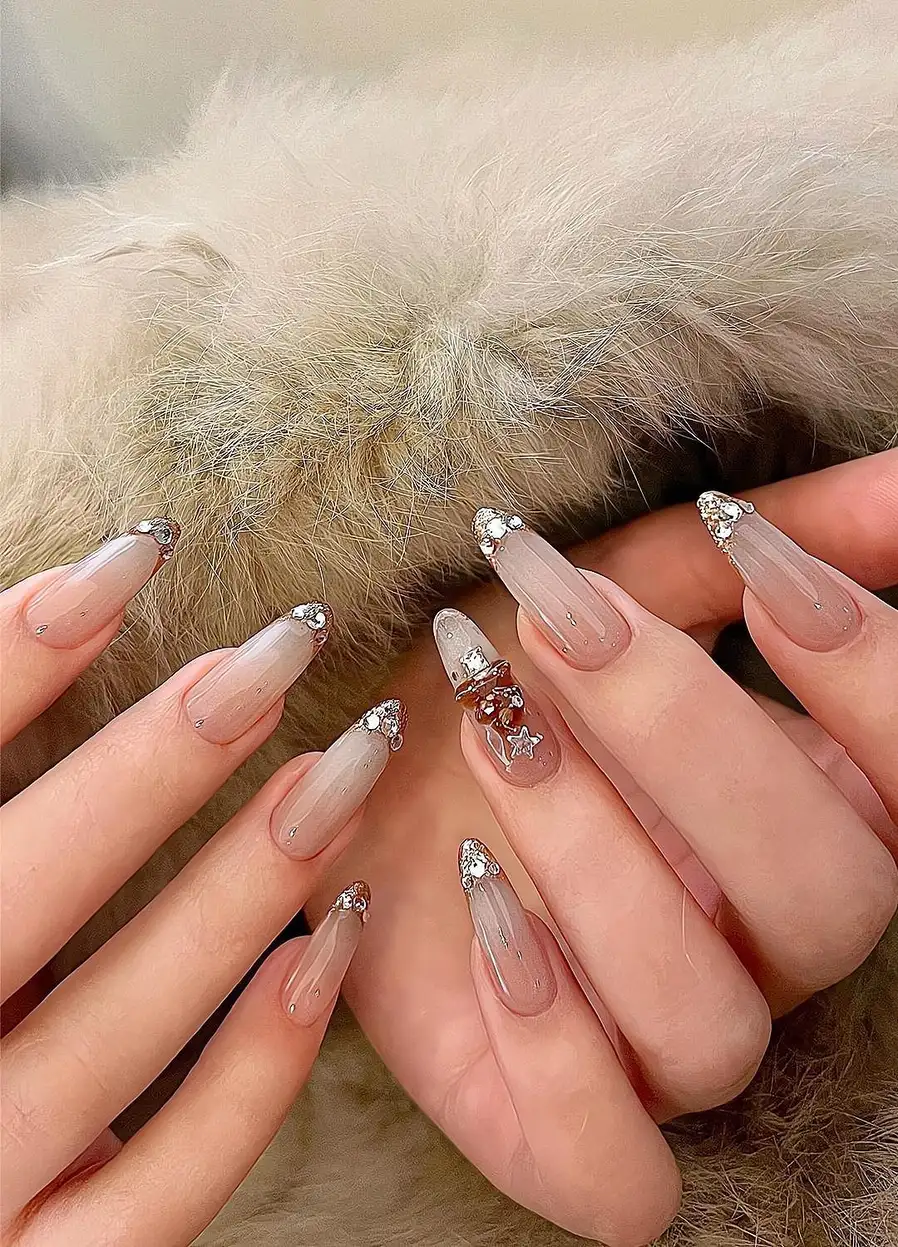 mẫu nail móng nhọn tròn đính đá sang trọng, lấp lánh