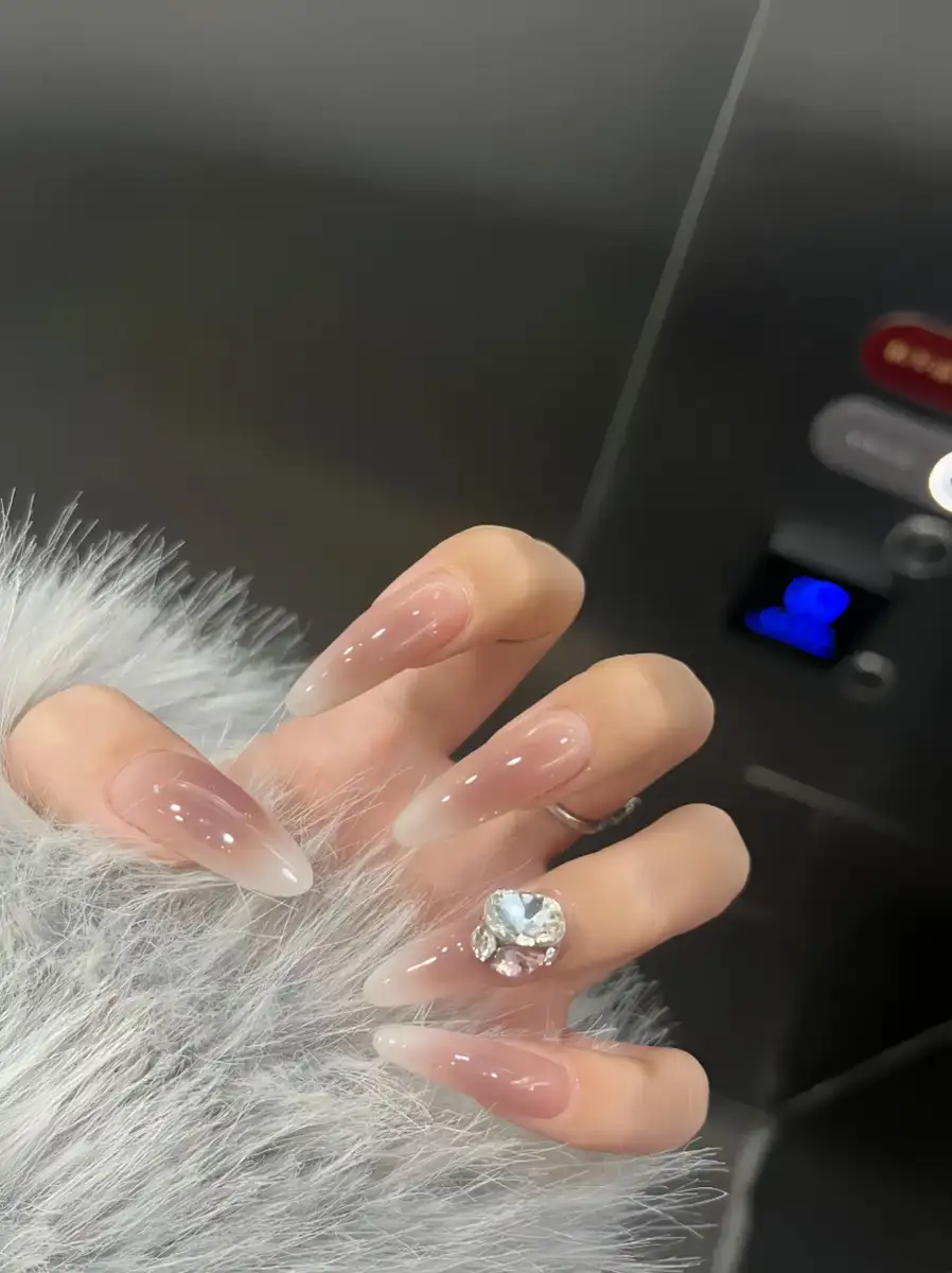 mẫu nail tròn nhọn đơn giản sang trọng